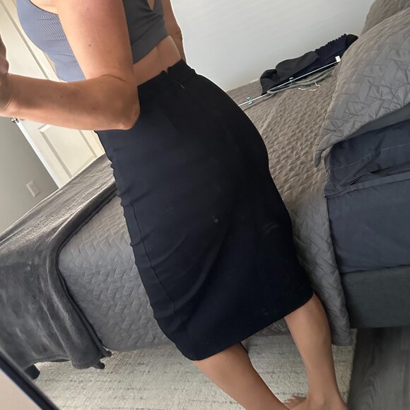 Classic Black Pencil Skirt with Slit - Picture 3 of 5